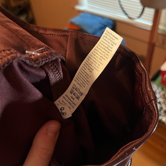 Spanx new with tag faux leather Ruby red high rise legging
Size small - Picture 8 of 8